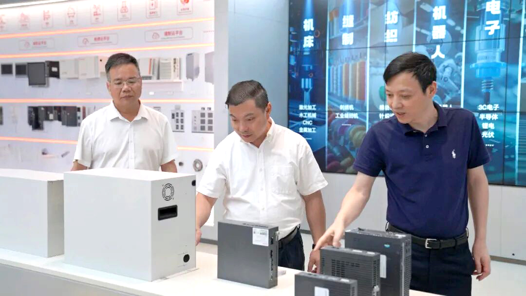 福州高新區(qū)領(lǐng)導(dǎo)一行蒞臨睿能科技調(diào)研指導(dǎo)(圖1) 福州高新區(qū)領(lǐng)導(dǎo)一行蒞臨睿能科技調(diào)研指導(dǎo)(圖1)